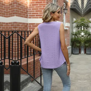 Rückansicht eines lila ärmellosen Tanktops mit Lochmuster und lässiger Passform