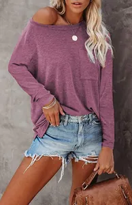 Detailoverzicht van een casual mauve T-shirt met lange mouwen, zakje en een ruime pasvorm.