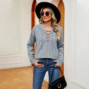Vista completa de una sudadera con capucha gris para mujer con un diseño de escote con cordones