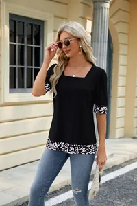 T-shirt nera con scollo quadrato e finiture leopardate su maniche a sbuffo e orlo