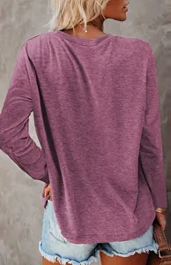 Achteraanzicht van een mauve shirt met lange mouwen voor dames, zachte gebreide casual stijl