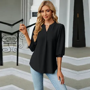 Elegante blusa negra con cuello en V, textura jacquard y mangas 3/4 chic.