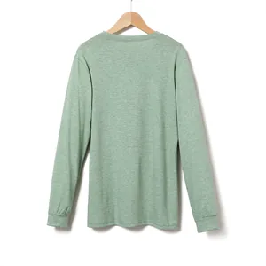 Gedetailleerd achteraanzicht van een comfortabel losvallend groen shirt met lange mouwen