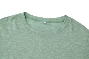 Close-up van de groene T-shirt met ronde hals en lange mouwen en het maatlabel S