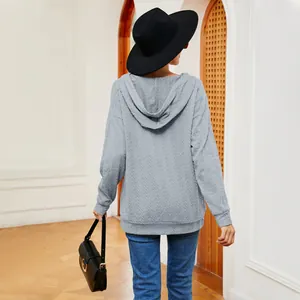 Vista trasera de una sudadera con capucha gris texturizada para mujer, detalle de tela