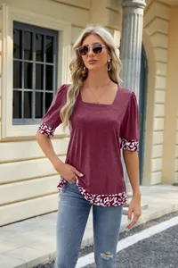 Dettaglio top bordeaux con scollo quadrato, maniche a sbuffo e bordo stampa leopardata.
