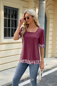 T-shirt bordeaux con scollo quadrato, maniche a sbuffo e bordo con stampa leopardata.
