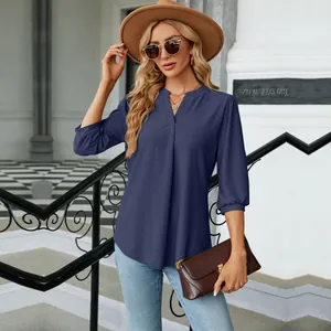 Vista detallada de la blusa de jacquard azul marino con cuello en V y mangas 3/4
