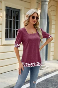 T-shirt bordeaux da donna con scollo quadrato, maniche a sbuffo e stampa leopardata