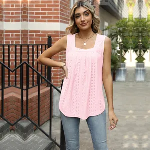 Detailansicht eines rosa ärmellosen Tanktops mit eckigem Ausschnitt und Lochstickerei