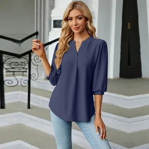 Vista detallada de la blusa azul jacquard con cuello en V y manga tres cuartos