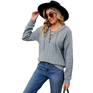 Sudadera con capucha gris texturizada para mujer con cordones y mangas largas.