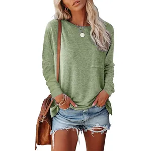 Casual groen dames t-shirt met lange mouwen, ronde hals, zijsplit en borstzak