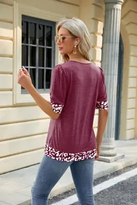 Vista posteriore di t-shirt bordeaux con bordo leopardato e maniche a sbuffo