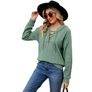Sudadera con capucha texturizada en verde salvia para mujer con detalle de cordones