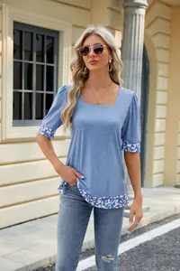 T-shirt casual blu da donna con scollo quadrato, maniche a sbuffo e dettagli stampa leopardata.