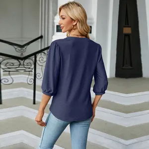 Vista trasera de una elegante blusa de jacquard azul marino con mangas 3/4 para mujer.