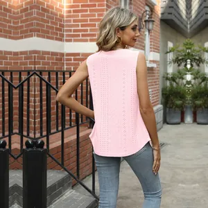 Rückansicht eines rosa ärmellosen Tanktops mit Lochstickerei und unregelmäßigem Saum