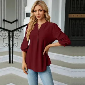Camiseta elegante burdeos para mujer con cuello en V y tejido jacquard de manga 3/4