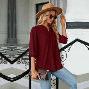 Elegante blusa burdeos con cuello en V para mujer, jacquard y mangas de 3/4