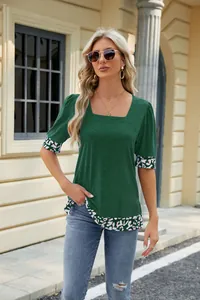 Vista street style all'aperto di una t-shirt verde con dettagli leopardati chic.
