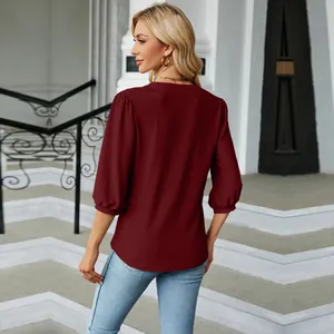 Elegante blusa burdeos para mujer con mangas 3/4 en jacquard, vista trasera detalle.