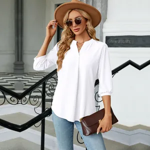 Vista detallada de la blusa de jacquard blanca para mujer con cuello en V y textura de tela