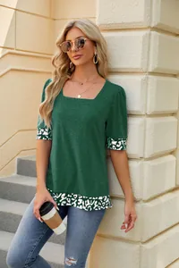 Elegante top verde scuro con scollo quadrato, bordo leopardato e maniche corte a sbuffo.