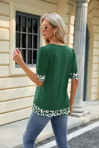 Vista posteriore t-shirt donna verde con maniche a sbuffo e orlo con stampa leopardata.