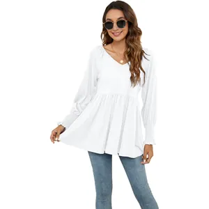 Top bianco con scollo a V, maniche a sbuffo eleganti e vita a peplo che valorizza