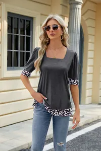 Scatto street style di una donna con maglietta a collo quadrato e bordo leopardato