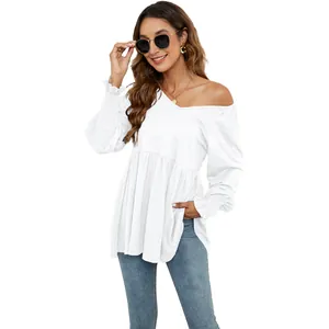 Dettaglio di un top babydoll bianco con scollo a V e maniche a sbuffo arricciate.