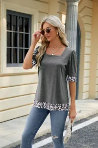 Elegante top grigio con scollo quadrato e maniche a sbuffo stampa leopardata chic
