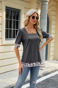 Elegante t-shirt grigio scuro con scollo quadrato, stampa leopardata e maniche a sbuffo