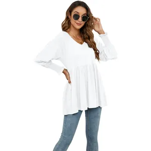 Elegante top bianco con scollo a V, maniche a sbuffo e vita arricciata da donna.