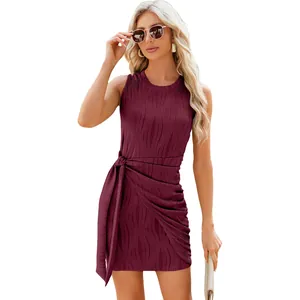 Elegante vestido de punto sin mangas burdeos con textura plisada y lazada.