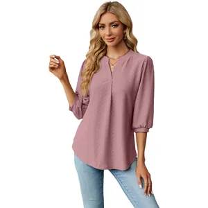 Elegante blusa rosa con cuello en V, mangas 3/4 y tejido jacquard texturizado mujer.