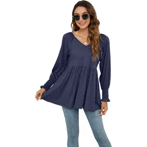 Vista ravvicinata del top babydoll blu navy con scollo a V e maniche lunghe a sbuffo