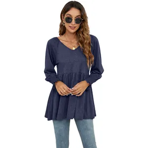 Dettaglio del top peplo blu scuro a maniche lunghe con scollo a V per l'autunno