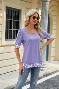 Elegante maglietta viola lavanda con scollo quadrato e bordo con stampa leopardata.