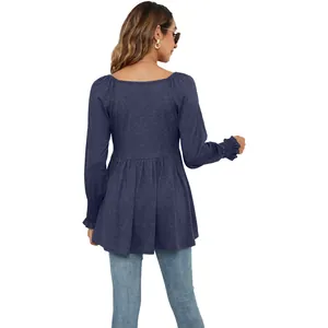 Vista posteriore di una maglia blu scuro a maniche lunghe con fondo a balze e polsini