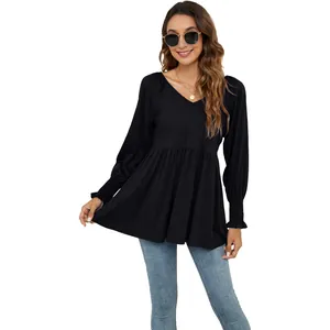 Elegante top nero con scollo a V, lunghe maniche a sbuffo e raffinati polsini arricciati
