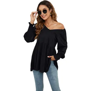 Elegante top nero con scollo a V e maniche a sbuffo indossato da una modella di moda (84 chars)