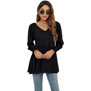 Vista completa del top nero con scollo a V, vita aderente e maniche lunghe eleganti