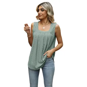 Salbeigrüne ärmellose Bluse mit quadratischem Ausschnitt und feiner Lochstickerei
