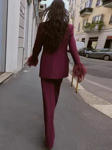 Elegantes bordeauxrotes Anzugset mit Blazer mit Federbündchen und gerader Hose