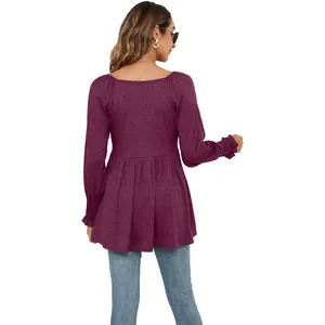 Vista posteriore di una maglia viola a maniche lunghe con baschina per donne alla moda