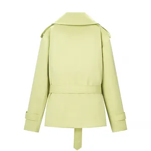 Vista trasera de una chaqueta casual corta verde claro con cinturón y charreteras diseño.