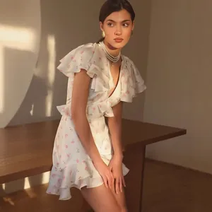 Elegantes weißes Sommerkleid mit rosa Blumendruck, V-Ausschnitt und Rüschenärmeln