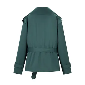 Vista posterior detallada de una chaqueta corta verde oscuro con cinturón y charreteras